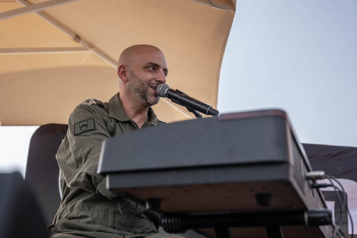 עידן רייכל מופיע בפני חיילים בעזה