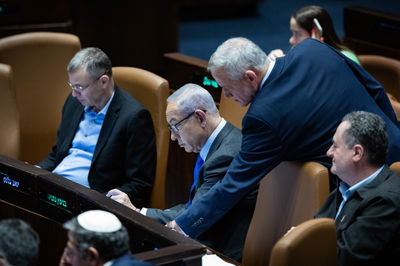 גנץ ונתניהו במליאה ליד שר המשפטים יריב לוין | ארכיון