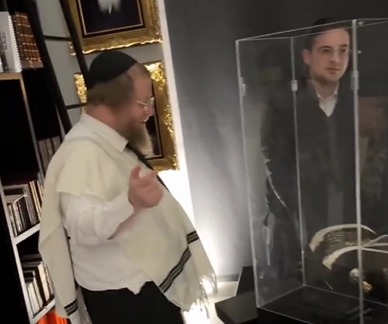 הגרש"ב סורוצקין עם המתנה