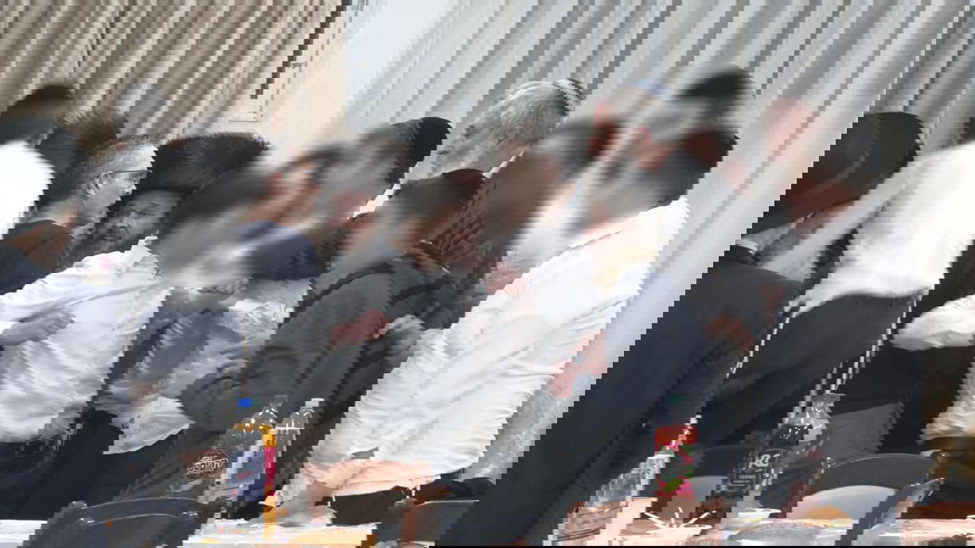 'הפלג' האשדודי הפגין בסערה על הרב ההונגרי השנוי במחלוקת