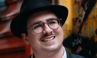 שלמה גלייזר משיק את אלבום הבכורה שלו: "צבעים מעופפים"