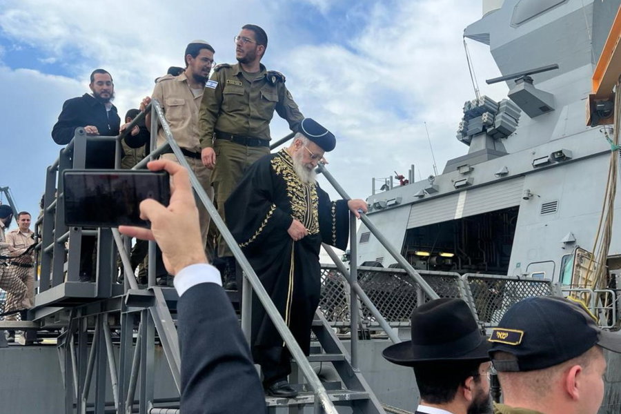 הראשל"צ הגר"י יוסף בחיל הים: "אל תיפול רוחכם, תהיו חזקים"