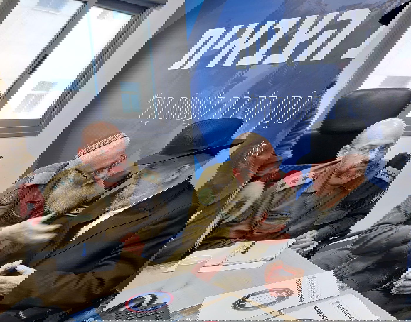 הגר"מ מאזוז ביקר במחנה הצבאי 'שורה'