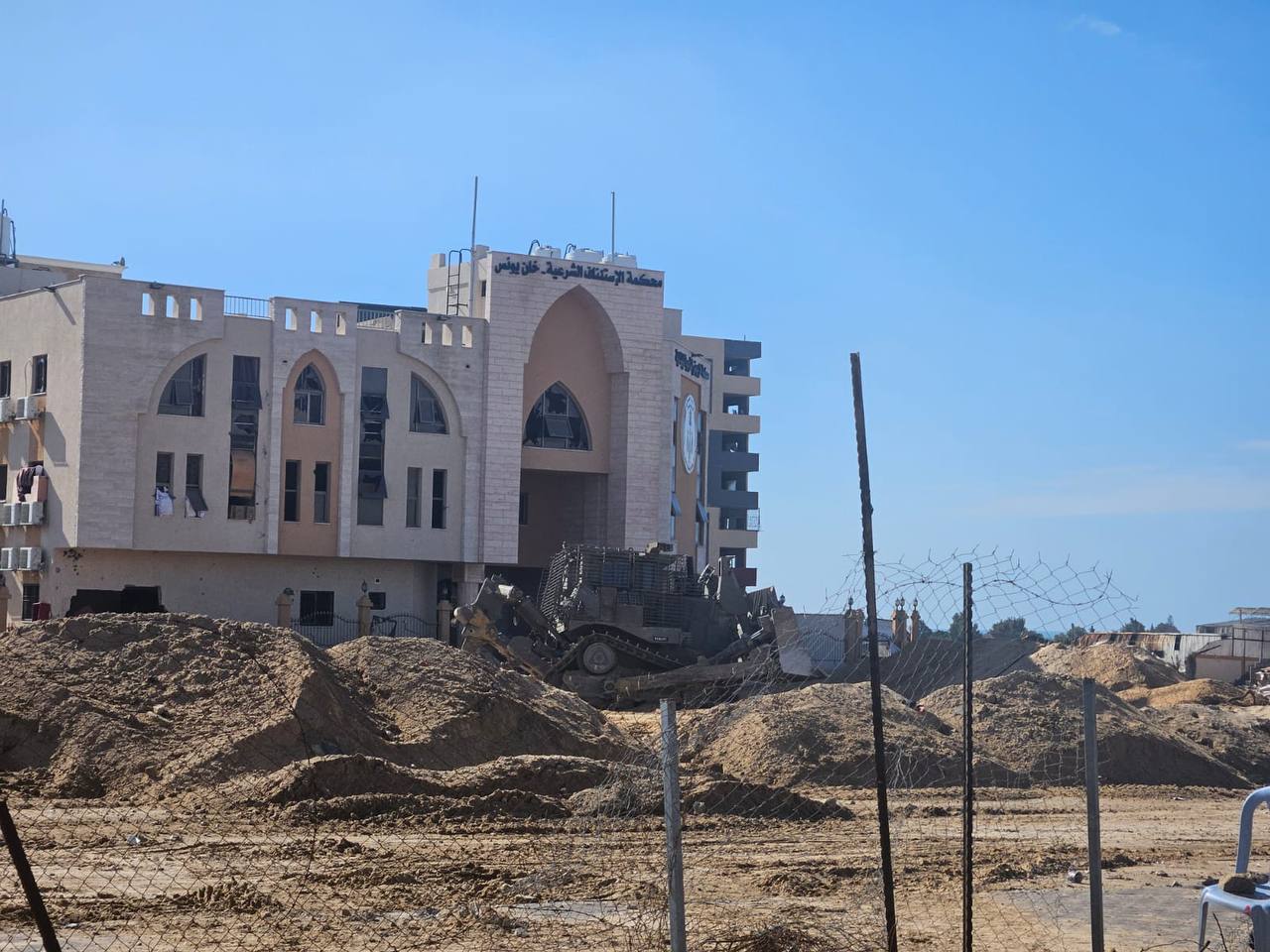 משוריין D-9 בבית המשפט השרעי בחאן יונס