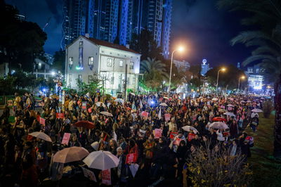 מפגינים למען החטופים חסמו את איילון | פרסום הכרעת בית הדין בהאג - בשישי | עדכונים