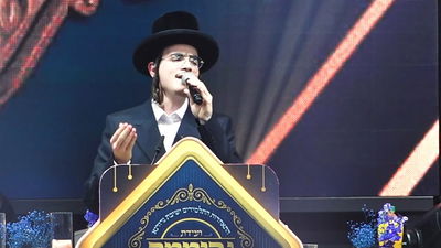 עוזיאל דייטש ומקהלת 'מלכות' מרגשים עם מחרוזת 'אילן'