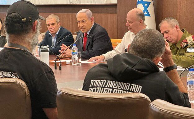 נתניהו עם משפחות החטופים