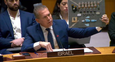 גלעד ארדן עם תצלום של נשק איראני שנתפס ע"י הצבא האמריקני