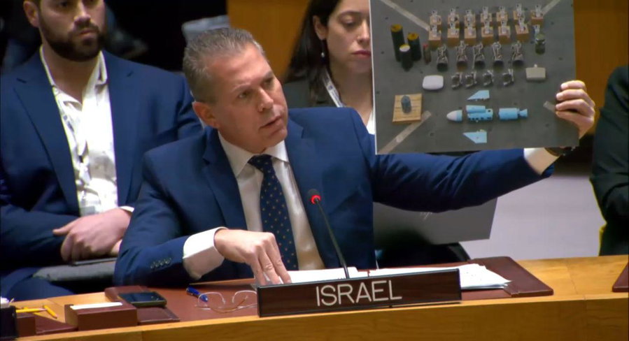 גלעד ארדן עם תצלום של נשק איראני שנתפס ע"י הצבא האמריקני