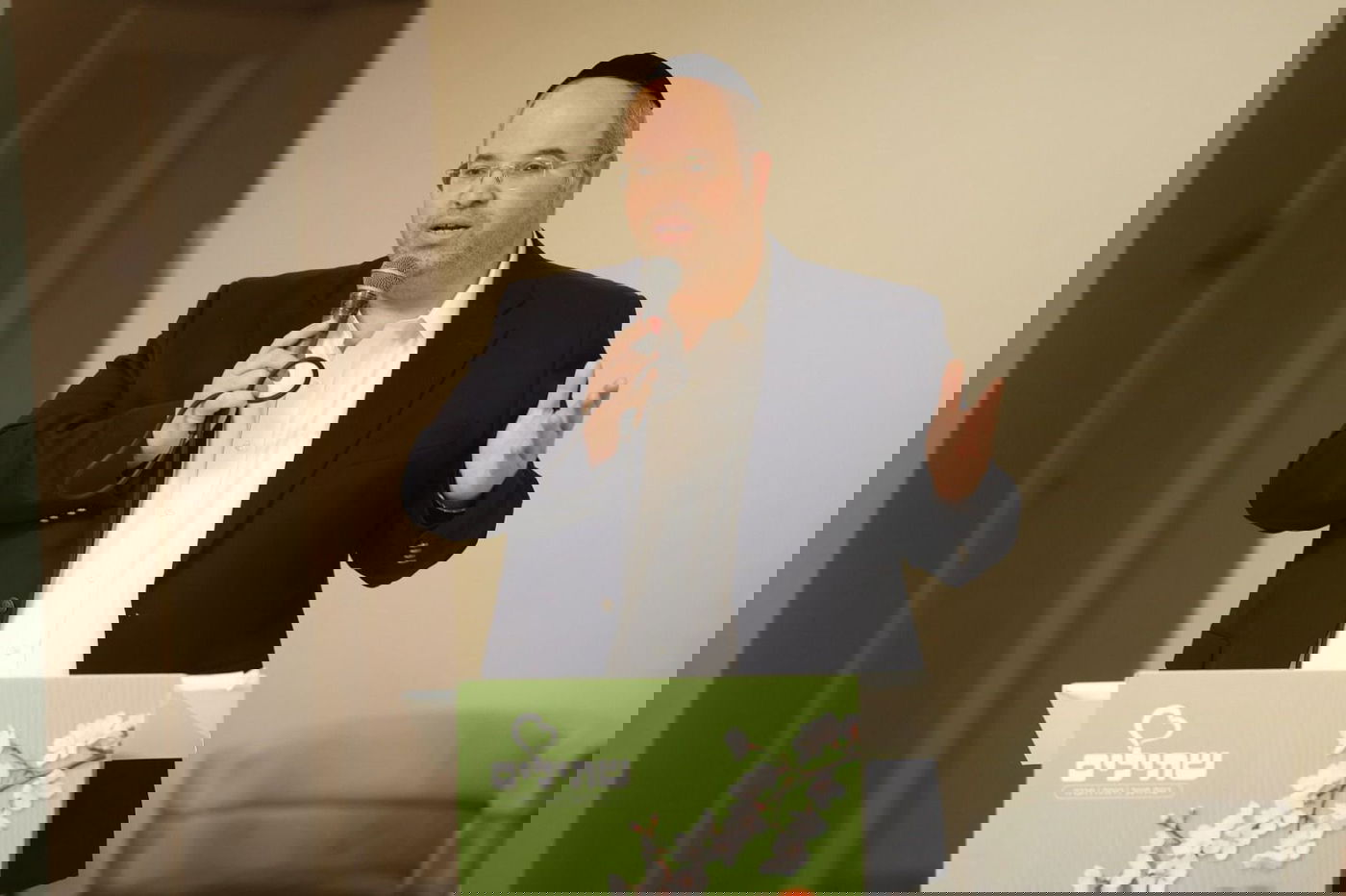 שר הרווחה נטע עץ לכבוד ט"ו בשבט בפנימיית שתילים