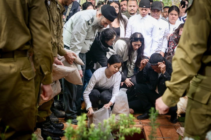 ים של דמעות: הלוויה קורעת לב ללוחם שנפל באסון הקריסה