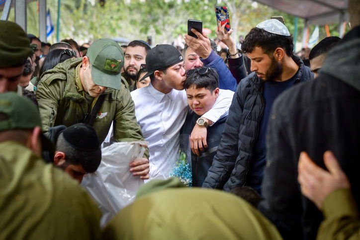 ים של דמעות: הלוויה קורעת לב ללוחם שנפל באסון הקריסה