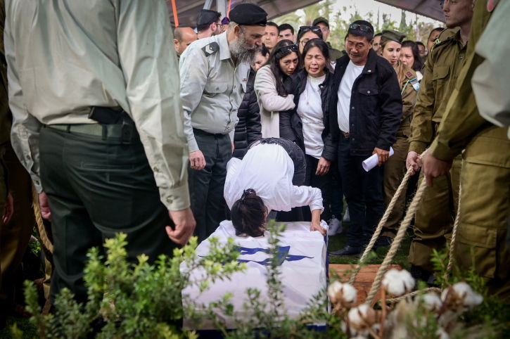 ים של דמעות: הלוויה קורעת לב ללוחם שנפל באסון הקריסה