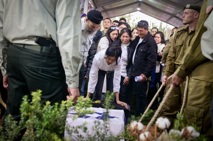 ים של דמעות: הלוויה קורעת לב ללוחם שנפל באסון הקריסה