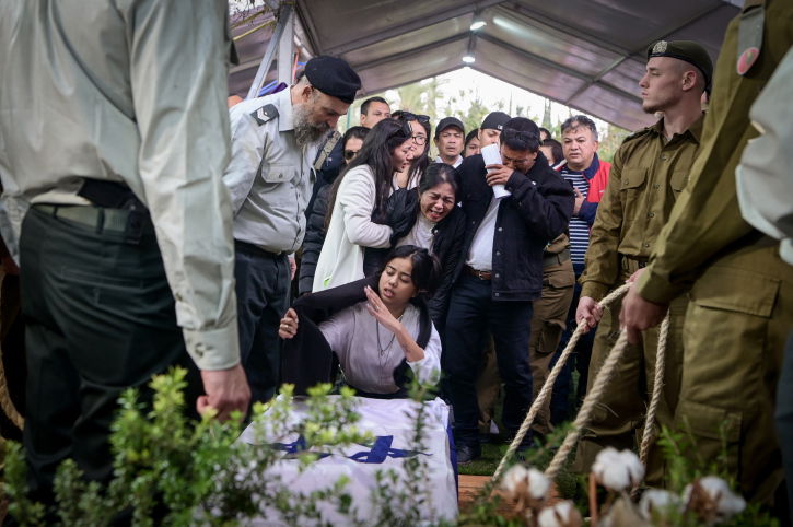 ים של דמעות: הלוויה קורעת לב ללוחם שנפל באסון הקריסה