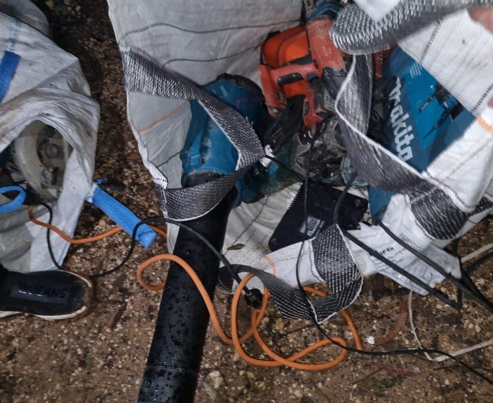 השוטרים הופתעו: הפורץ אותר בתוך פח