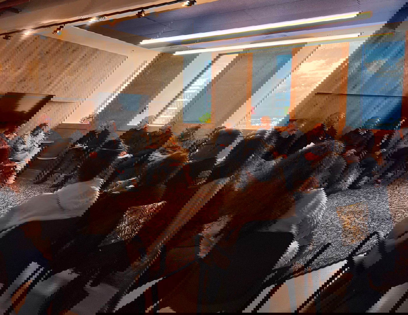 גנץ ואייזנקוט במטה החטופים בבני ברק עם משפחות החטופים