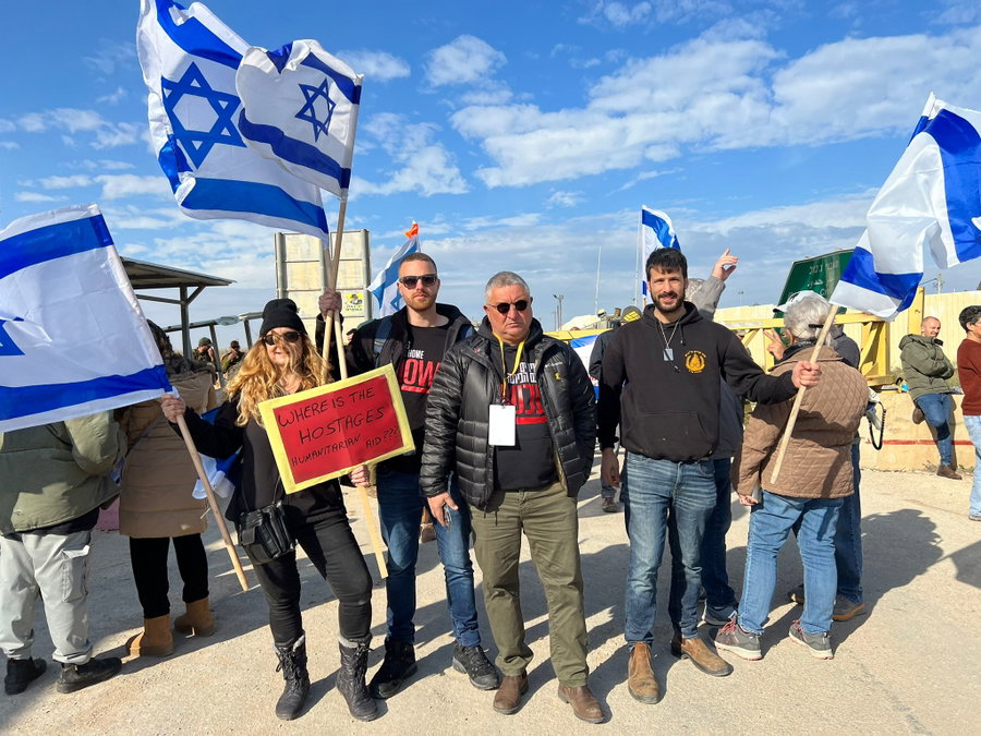 בכיר תדרך נגד חוסמי כרם שלום; כך הגיב אח החטוף בעזה