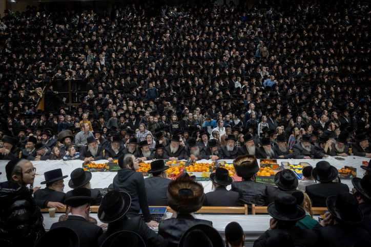 בעזלא: הגבאים עלו לשולחן וחילקו פרות ט"ו בשבט לחסידים