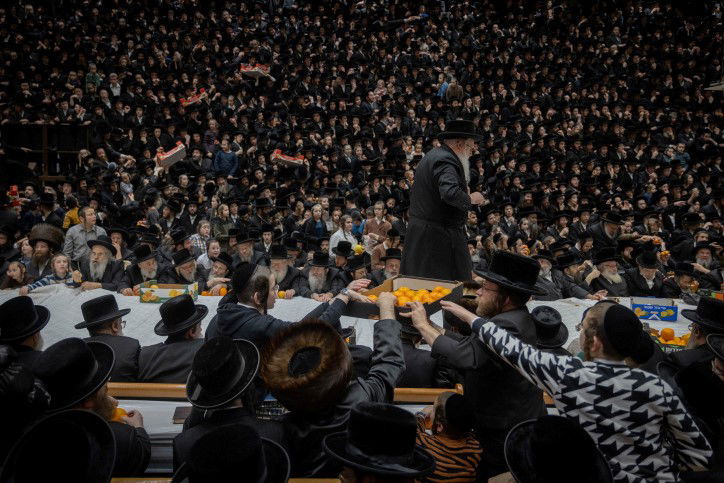 בעזלא: הגבאים עלו לשולחן וחילקו פרות ט"ו בשבט לחסידים