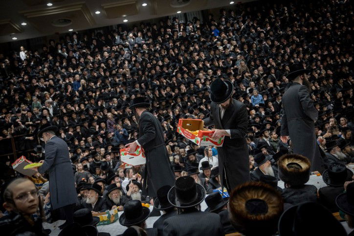 בעזלא: הגבאים עלו לשולחן וחילקו פרות ט"ו בשבט לחסידים