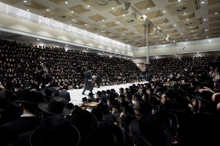 בעזלא: הגבאים עלו לשולחן וחילקו פרות ט"ו בשבט לחסידים