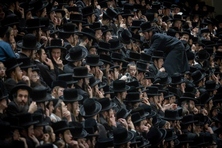 בעזלא: הגבאים עלו לשולחן וחילקו פרות ט"ו בשבט לחסידים