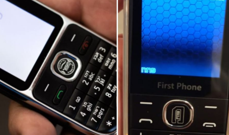 הנייד הכשר עם החותמת של הוועדה הליטאית (מימין) והכשר של הוועדה הישנה (יונתן זינדל, פלאש 90)