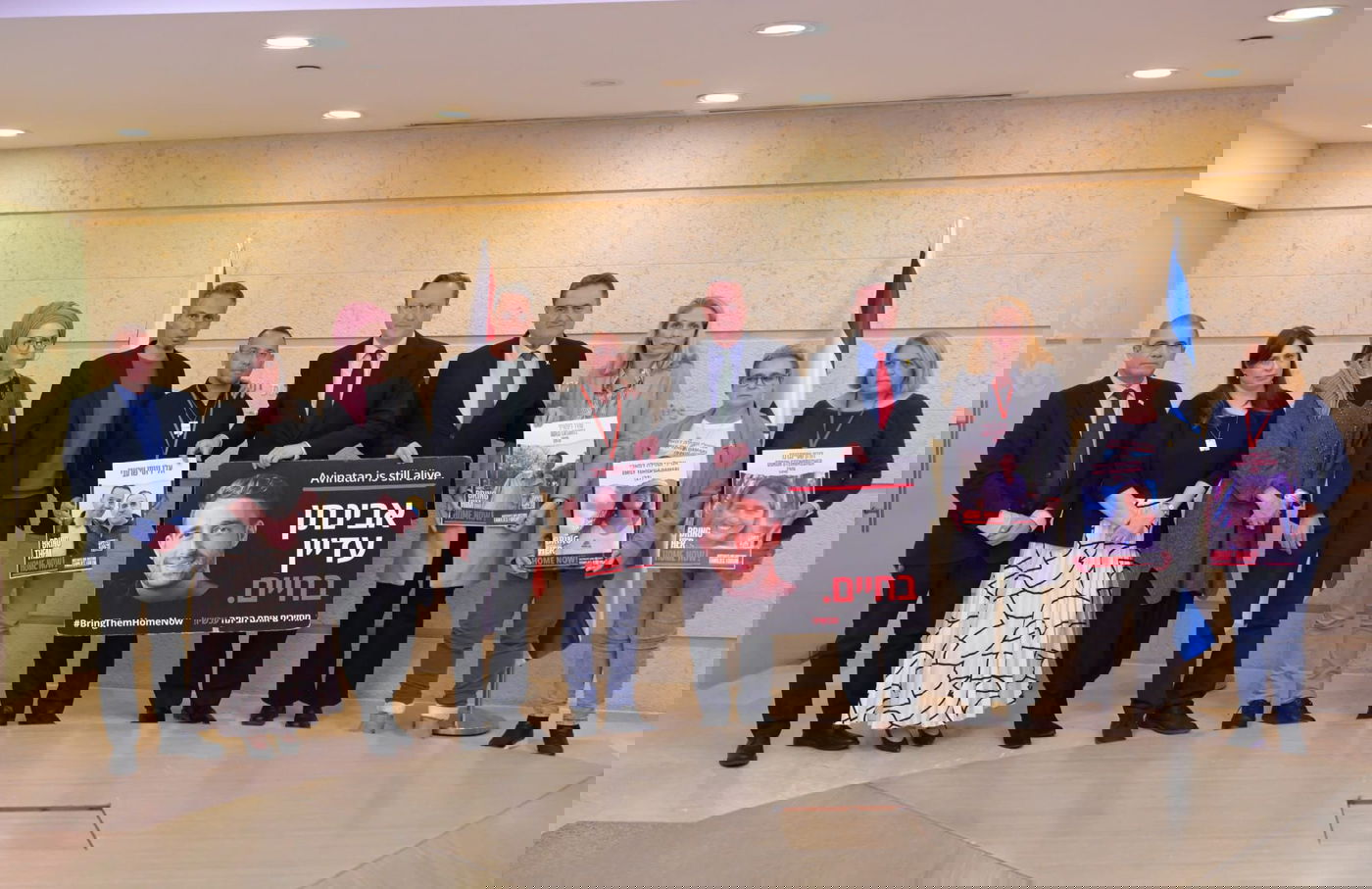 שר החוץ ישראל כץ עם שר החוץ הבריטי ומשפחות חטופים