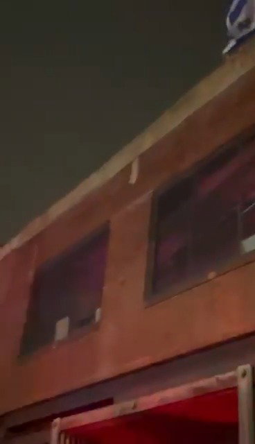 ג'ון פטרמן מניף דגל ישראל במהלך הפגנה בפנסילבניה