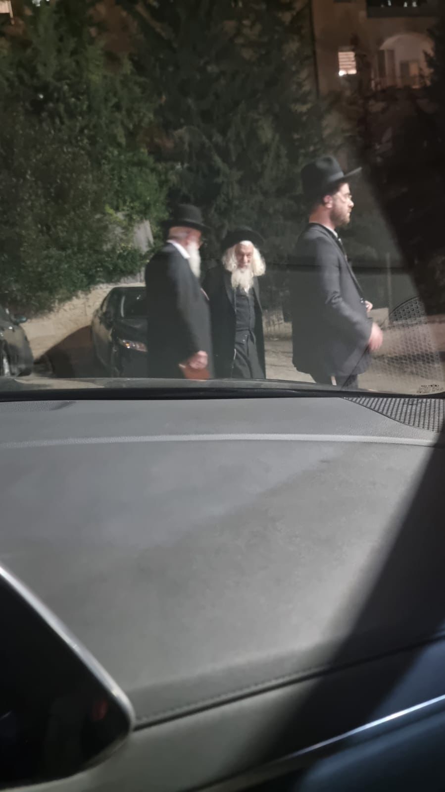 הגר"א דויטש עם הגר"מ שמידע מחוץ למעונו של האדמו"ר מגור