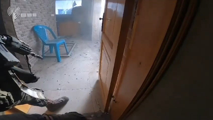 חילוץ הפצועים תחת אש