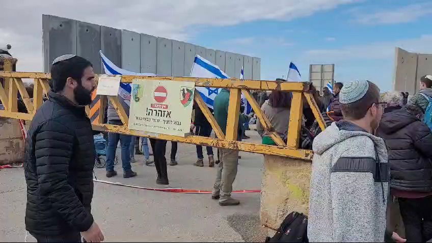 מפגינים חוסמים את מעבר כרם שלום