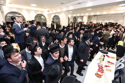 מאות הבחורים במעמד