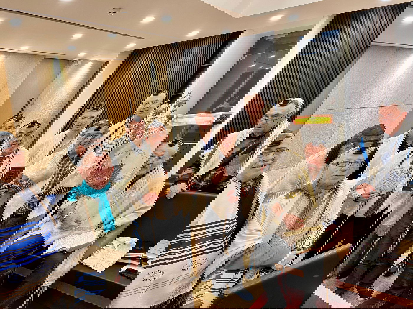 הרב שלמה זביחי עם חברי הקהילה היהודית באיזמיר