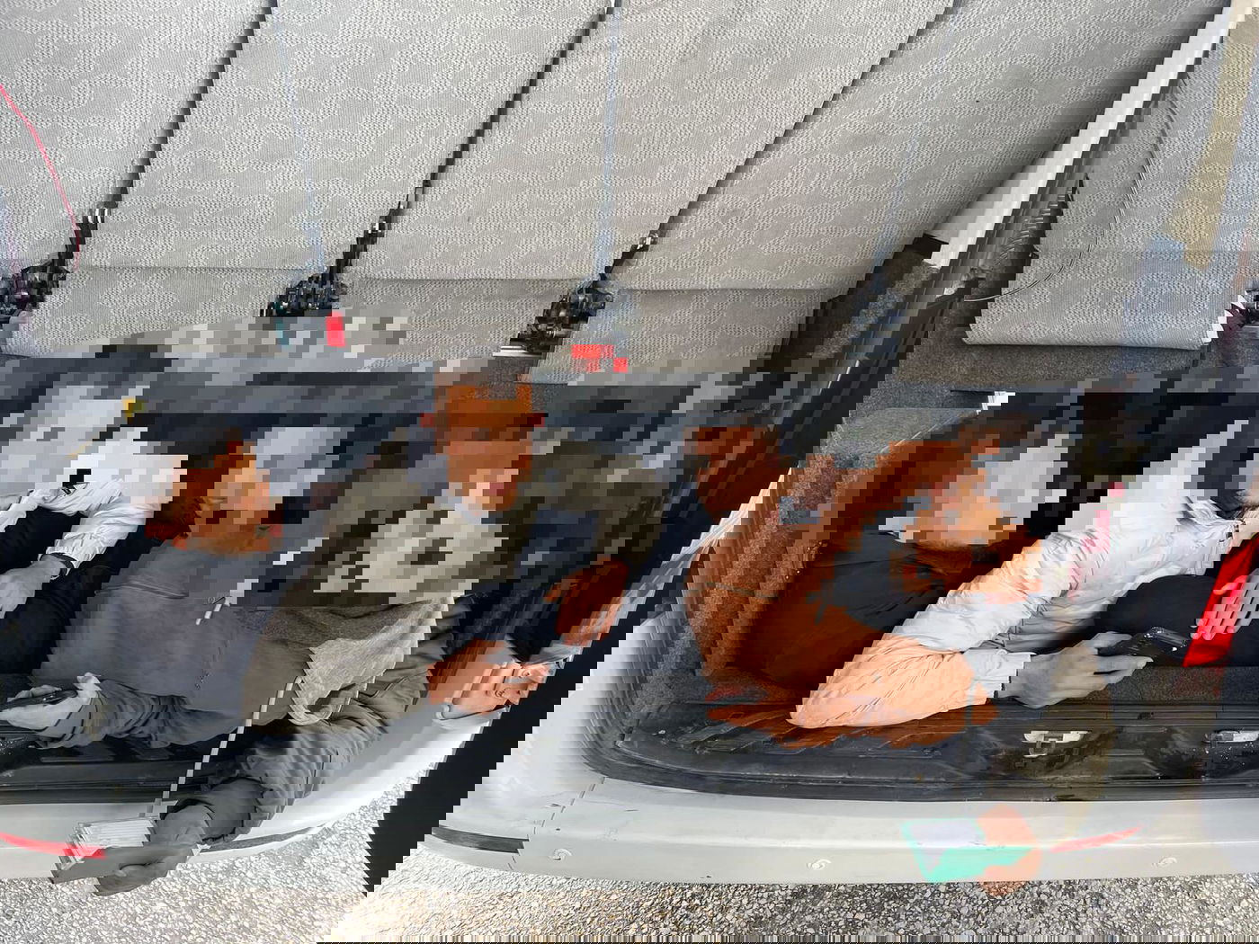 הלוחמים פתחו את תא המטען של הרכב ומצאו חמישה שב"חים | צפו