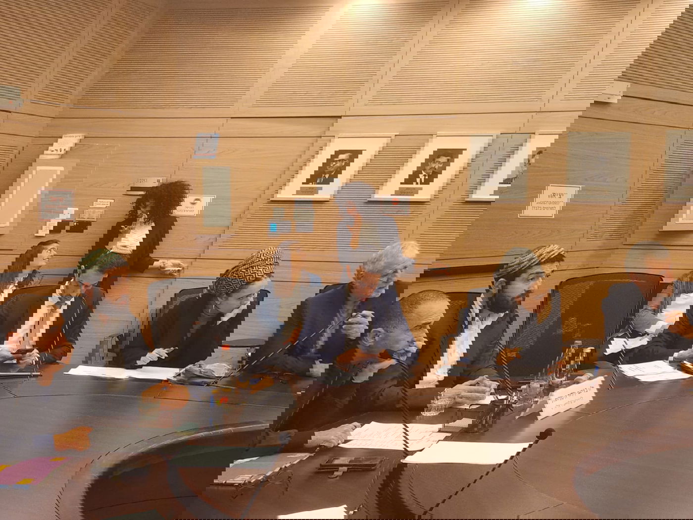 הדיון, הבוקר