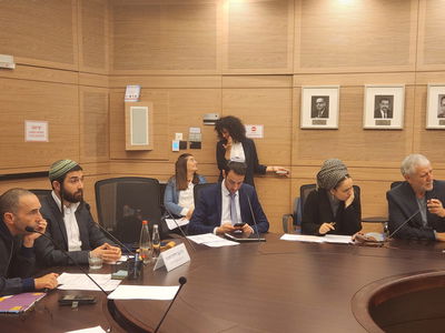 הדיון, הבוקר