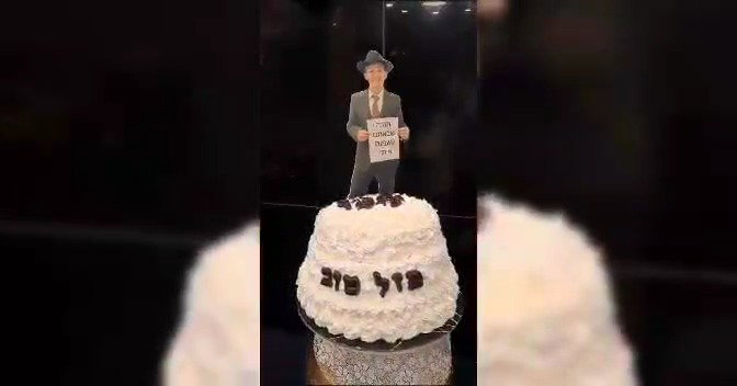 המפיק אבי חרלפ הפתיע את יצחק פלדמן בעוגה יוקרתית במיוחד לרגל שמחת הבר מצווה לבנו, מדובר בעוגה עם תמונה אכילה של חתן הבר מצווה, שמסתובבת על מנוע כשברקע מתנגן מוזיקה חסידית.