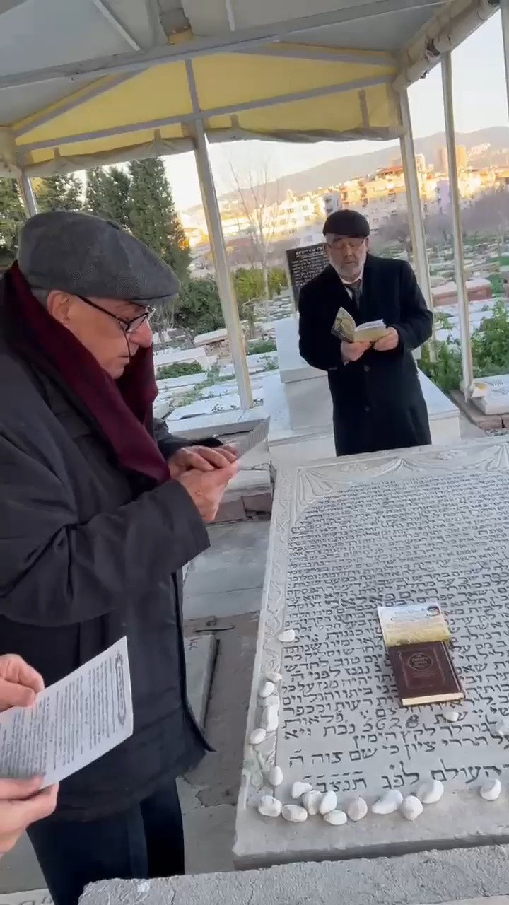 צפו בתפילתו של הגר"ש זביחי