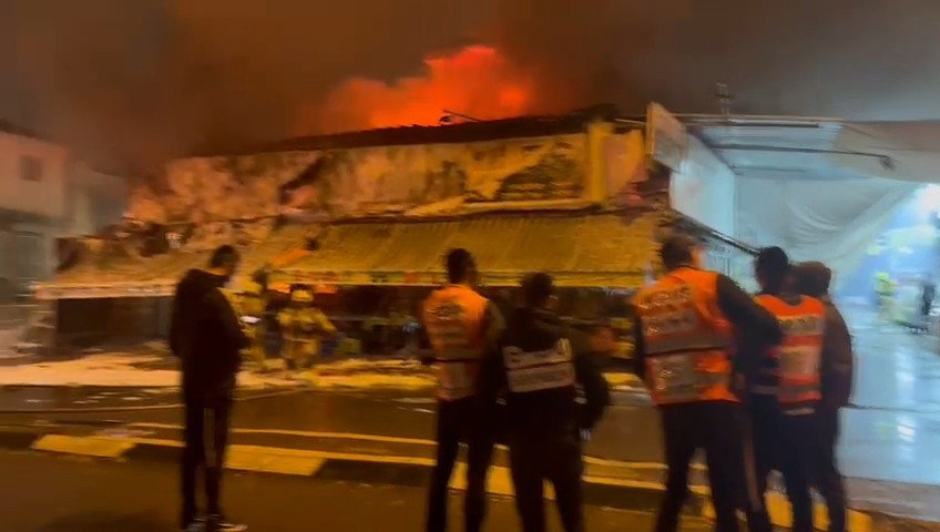 צפו במאמצי הכיבוי בשריפה הלילה