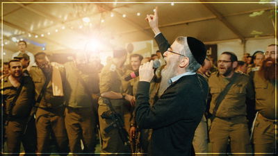 אברהם פריד והחיילים שרים לעילוי נשמת חבריהם: "לנצח"