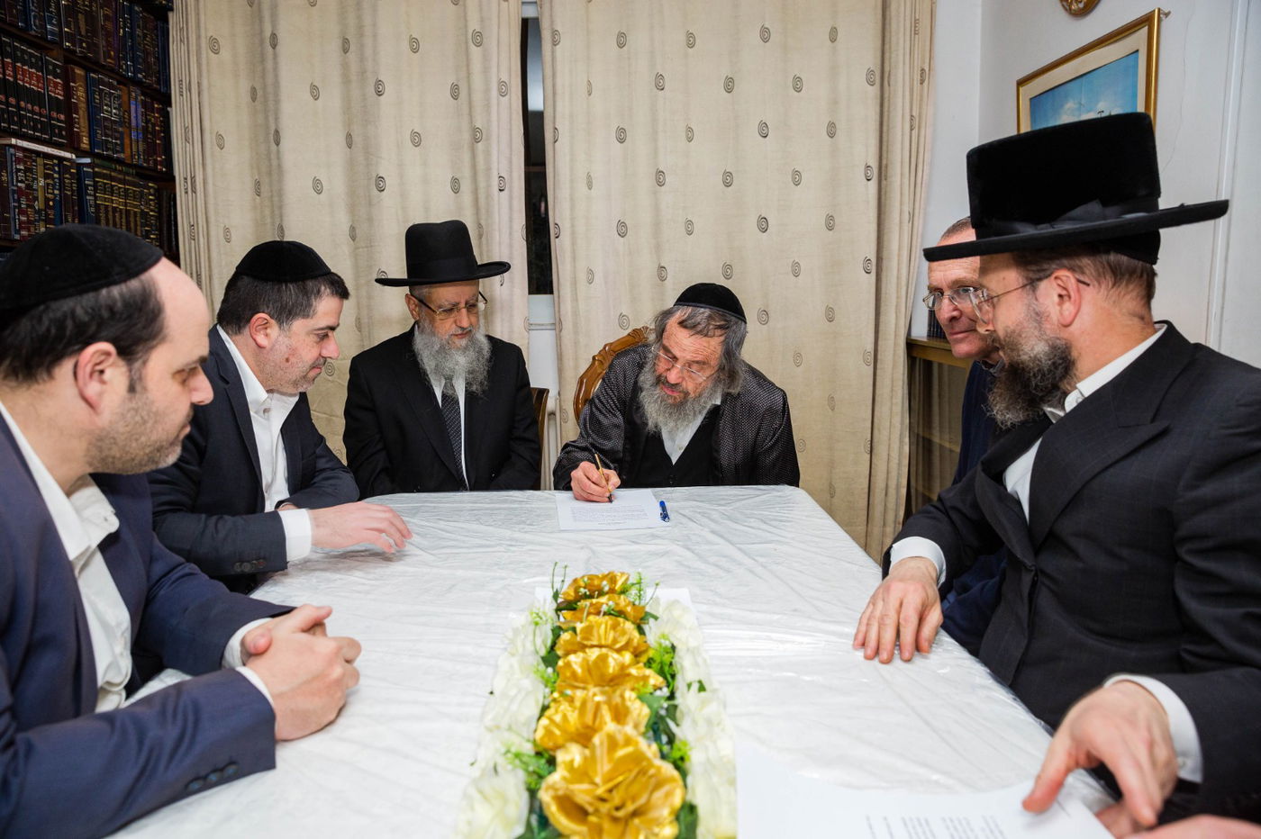 תחת הכותרת "ונשמרתם לנפשותיכם", קוראים גדולי הרבנים כאשר בראשם ניצבים חבר מועצת גדולי התורה, הגאון רבי דוד כהן, ראש ישיבת חברון