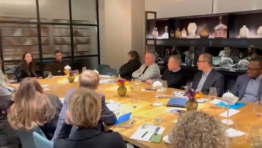 עם השגרירים