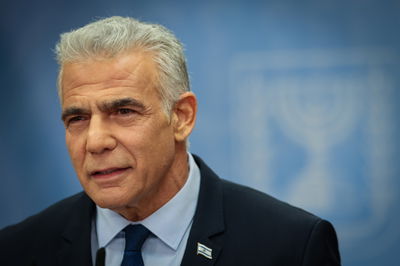 יאיר לפיד נגד המחנה הממלכתי: "ניסיונות להתחנף לחרדים"