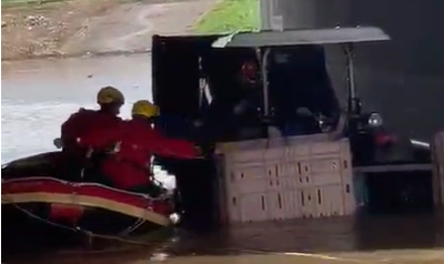 שני גברים נלכדו בהצפה מתחת הגשר | כך הם חולצו • צפו 