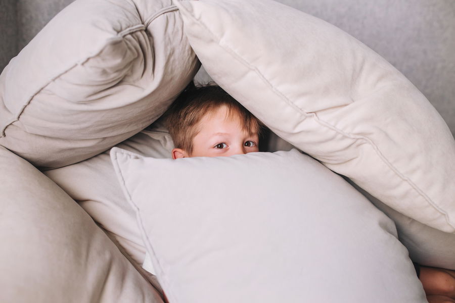 הילד מספר שהוא חווה פגיעה חמורה, איך מגיבים? | המדריך להורים ומחנכים