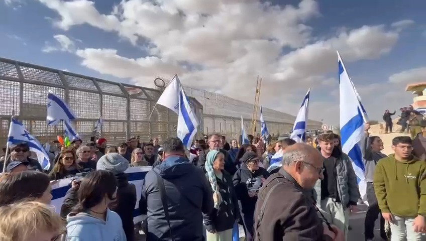 פעילי מחאת צו 9 ובני משפחות החטופים סמוך למעבר כרם שלום