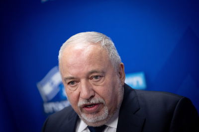 ליברמן בהלם: "הורידו מאחת המשאיות כמות של קרואסונים"