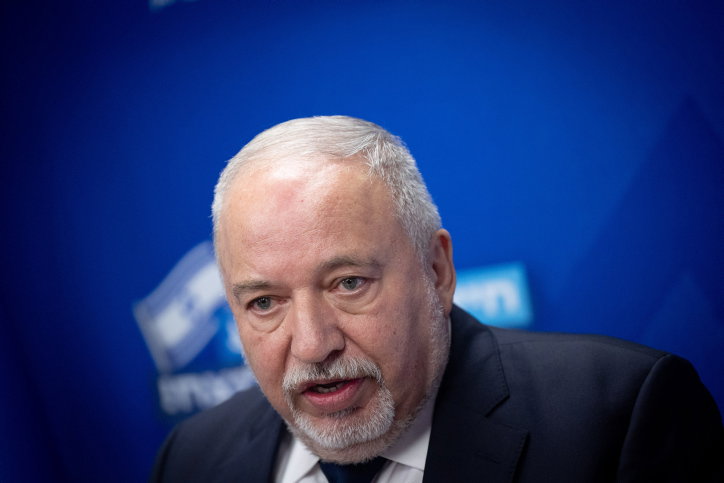 ליברמן בהלם: "הורידו מאחת המשאיות כמות של קרואסונים"